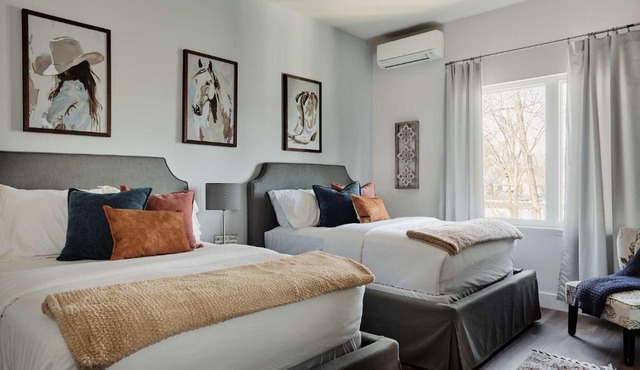 Perfect CMA Fest HQ, Rooftop 10 Mins to Downtown, Garage, Ping Pong, Karaoke, Axe Throwing, Shuffleboard, 10 Mins to Broadway, 5 Mins to Five Points, Perfect for Bachelors or Bachelorettes, 24 Hr Hospitality