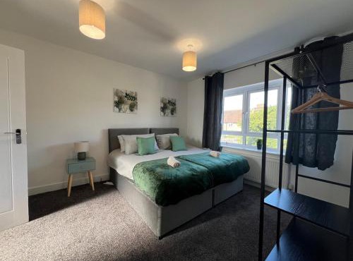 Perfect Contractor house-3 free parking space-EV charging-Secure-Quiet-Modern