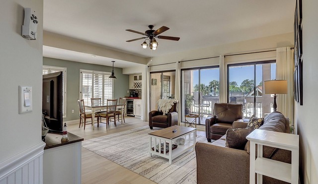 Pet Friendly! Modern 2 Bedroom/2 Bathroom Condo in Shelter Cove Marina