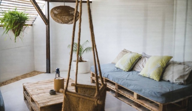 Petite maisonnette avec jardin privé. La plage à pieds!