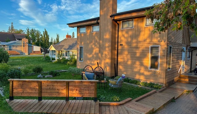 Pine Peaks Cabin - Rustic Family Getaway Steps to Lake Hot Tub + Bunk Rooms in Alberta Beach