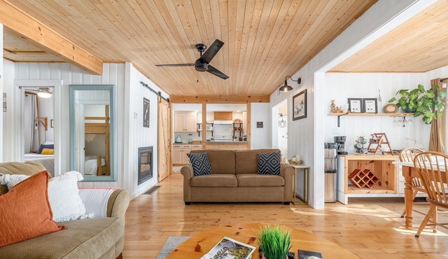Pineview Cottage Escape - Year Round w/Hot Tub & Pet Friendly!