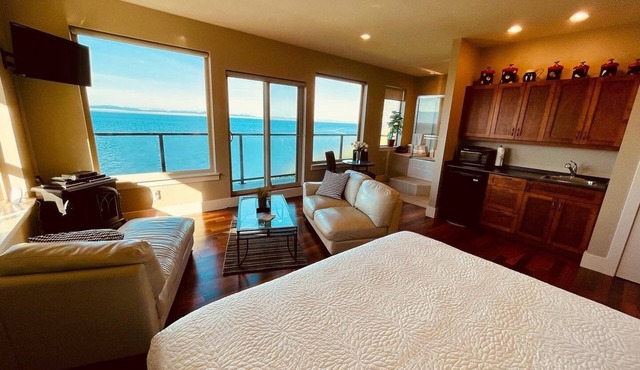 Points West Oceanfront Rooftop suite