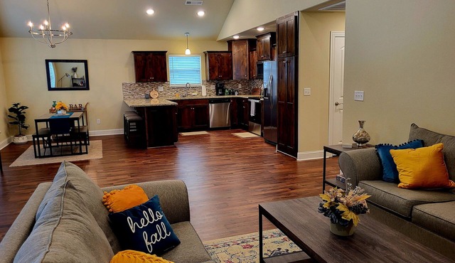 Pool Access and Pet Friendly Bungalow close to Eureka Springs!