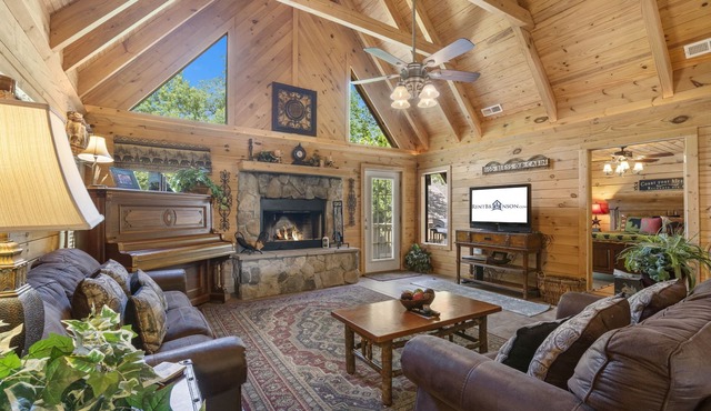 Premium Rustic Cabin Perfect Getaway, Private Hot Tub,Piano, Near Shows & Big Cedar, Jacuzzi Tub!