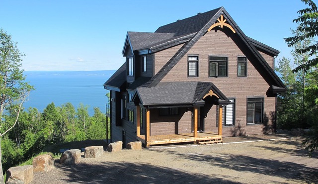Prestigious 5 Bedroom Vacation Home Offering Stunning Views of St-Lawrence River