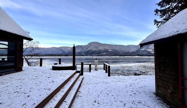 Privacy & absolute lakefront with Hot-Tub & Outdoor Sauna - relax & recharge!