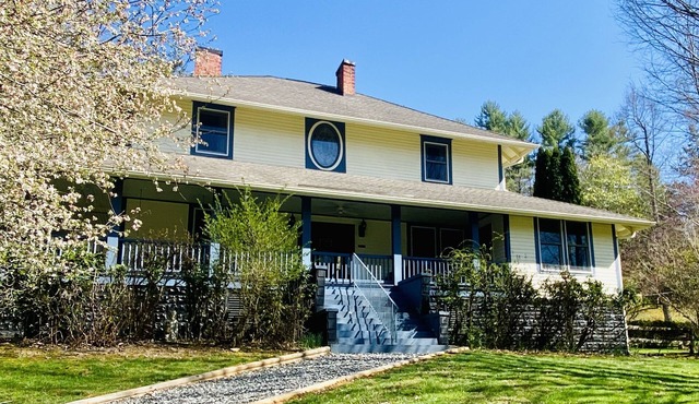 Private 14-Acre Mountain Estate - 3 Guest Homes - Ideal for Groups