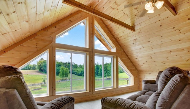 Private Farm Setting w/7-bedroom cabin & pond, Plus 3 acres of yard space in Mapleton