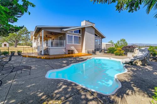 Private Mtn-View Pool! Rogue River Valley Escape in Eagle Point