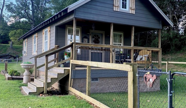 Quaint cabin in foothills of the Ozarks - quick access to Fayetteville and NWA!