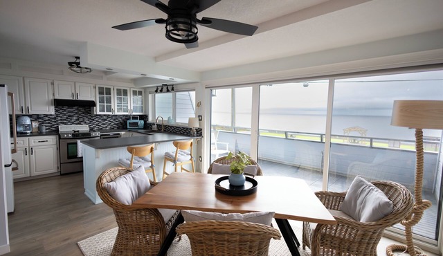 Qualicum Beach Sunset Waterfront Retreat