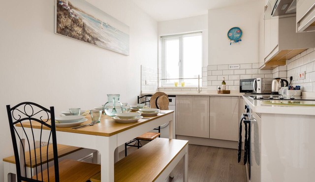 Quayside View – Stylish Harbourfront Apartment in Paignton, Devon