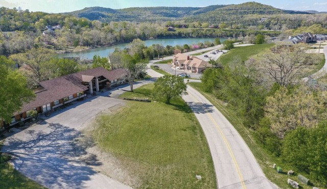 Queen BR home, walk to Marina, trails