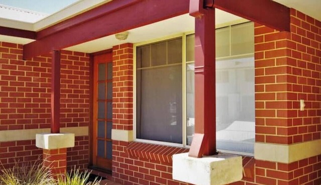 Quiet and private house. Walk to train & shops 5 minutes by car to beach. 2.