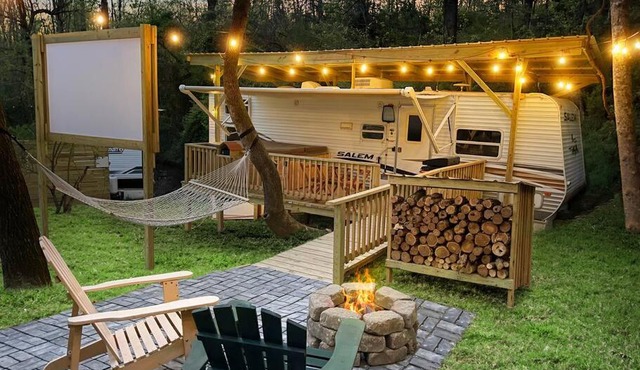 Ramblin Rose Camper - Theater - Hot-Tub - Fire Pit