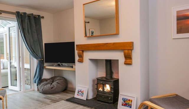 RAVENGLASS HAVEN, pet friendly, character holiday cottage in Holmrook