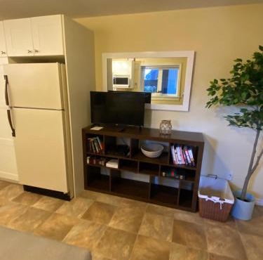 Ravens Nest Cozy Lower One Bedroom Suite