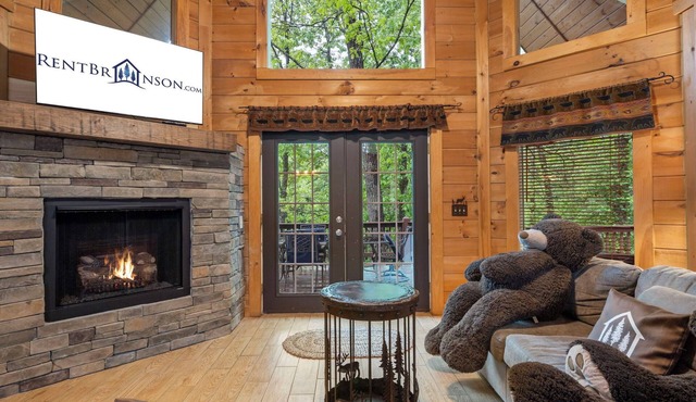 Refreshed Three Bear Log Cabin, Vaulted Ceilings, Private Hot Tub, Car Charger, Close to Big Cedar