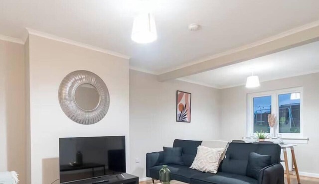 Refreshing Modern Apartment in Renfrewshire