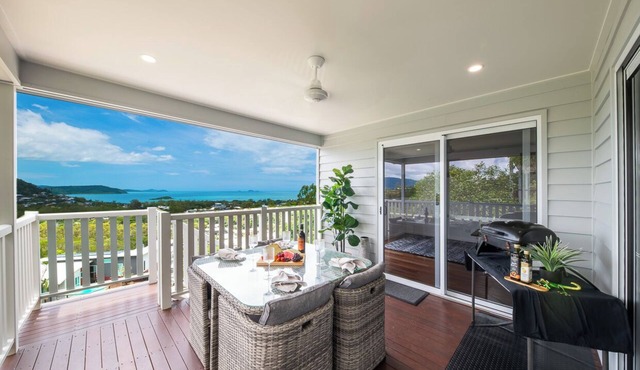Relax In Cannonvale: 2 Bedroom Apartment With Ocean Views