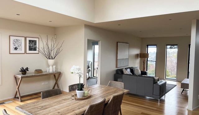 Relaxing well-located stay in one of Geelong’s most sought-after suburbs.