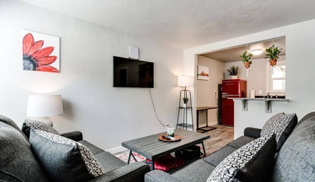 Remodeled 2 bdrm duplex near the U of O