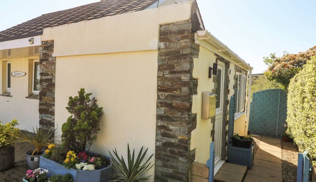 RESPRYN, country holiday cottage, with hot tub in Mevagissey