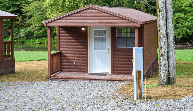 River Forge Cabin 76 - Cozy and Rustic 1 Bedroom Cabin - Creek Front