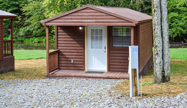 River Forge Cabin 78 - Cozy and Rustic 1 Bedroom Cabin - Creek Front