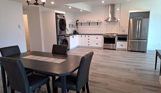 River & Mountain View, Cliffside, Ground Floor Suite. 2 King Beds Private Patio. in Agassiz