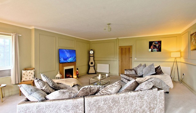 RIVER VIEW COTTAGE, pet friendly, with hot tub in Malham
