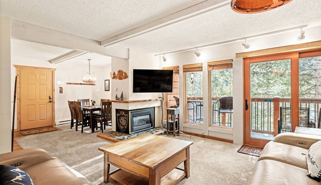 Riverfront! 3 Full Bathrooms; Walk to Town, Hikes