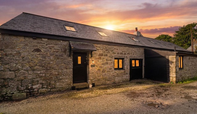 RIVERSIDE BARN, pet friendly, character holiday cottage in Stithians