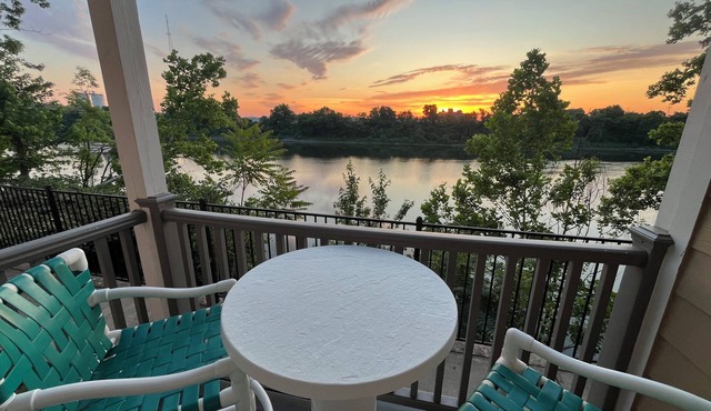 Riverside Rhythm! Waterfront condo near Broadway, Nissan Stadium, Sounds, etc!