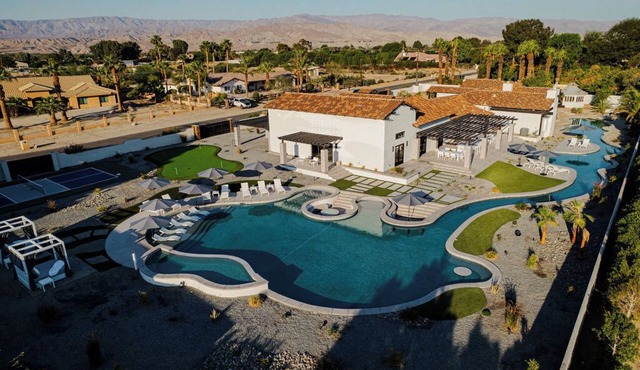 Riviera – Lazy River Pool, Pickleball, Game Room!