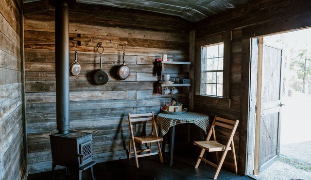 Romantic and Cozy, OFF GRID Tiny Cabin for 2 (or 1), with wood burning stove
