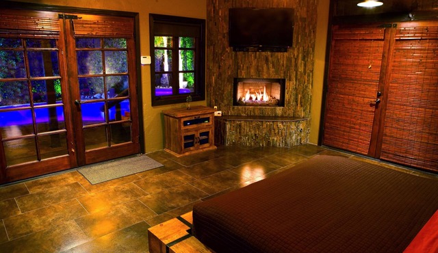 ROMANTIC GETAWAY FOR 2! NOTHING ELSE LIKE THIS IN THE ENTIRE VALLEY!