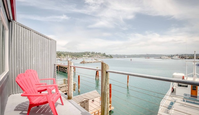 Romantic Studio in Newport Bayfront, Ocean Views, Spa Tub, Fireplace, Deck