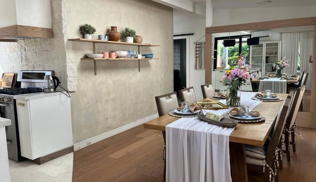 Romantic style El y Ella home. Cozy family- sized . .