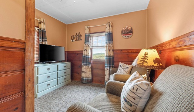 Rustic charm/Cozy comfort-1-bedroom cabin/Ozark view nestled by Bull Shoals Lake