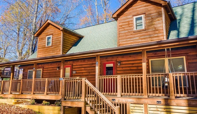 Rustic Log Cabin TH | Spacious King Suite | Views | Fire Pit | Walk Downtown WJ