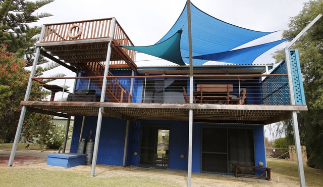 Sail House - Overlooking lancelins main park.