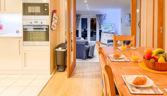 Sanderling Westbrook, Margate · Beautiful home with sea views, Coastal getaway, Pets welcome with Parking By Adliv