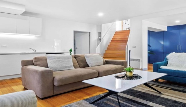 Sandy Bay Splendour - heated pool w/ shoreline access, so close to Hobart's CBD