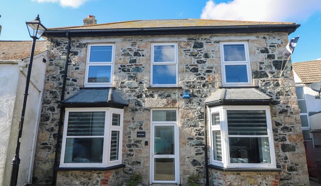 SAVOY BAY, pet friendly, country holiday cottage in Mullion