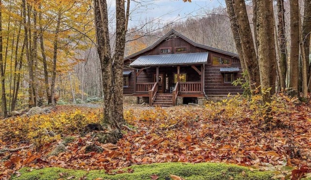 Serene 2-bedroom cabin with AC in Beech Mountain, hot tub Large Deck, Fire place