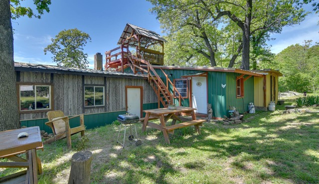 Serene Green Forest Hideaway w/Spacious Yard