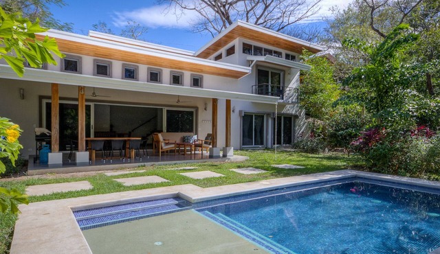 Serene home w/pool & yard wildlife steps to beach