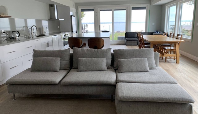 Serene Lakeside Retreat: Modern Design, and Breathtaking Lake Simcoe Views